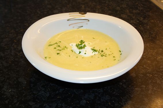 Kartoffel-Sellerie-Sauerrahmsuppe