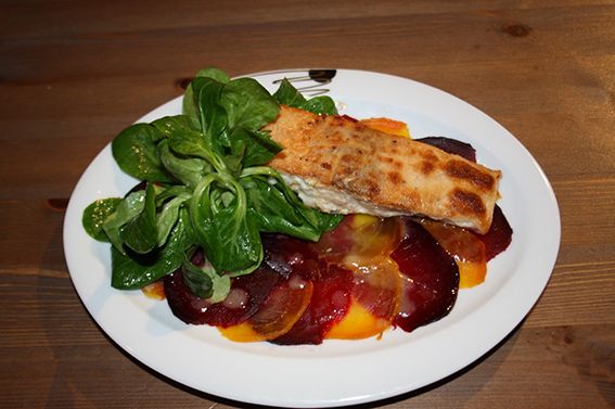 Wildlachsfilet auf Carpacchio von zweierlei Beete mit Feldsalat