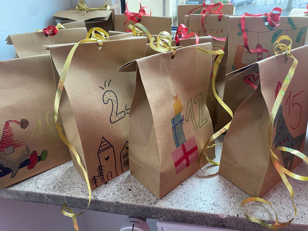 Adventskalender aus Papiertüten - günstig & schnell selber basteln – Bild 1 von 2