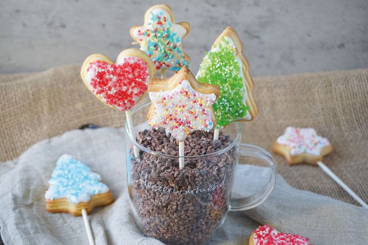 Rezeptidee für die Adventszeit: Kekse am Stiel