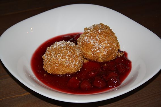 Nougatknödel auf Punschkirschen