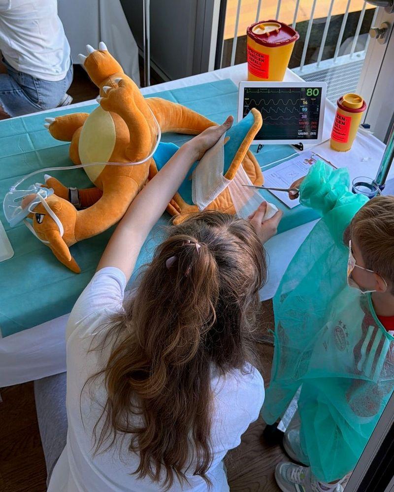 Zehn Jahre Teddybärkrankenhaus Rosenheim: Wenn der Teddy zum Röntgen muss – Bild 6 von 8