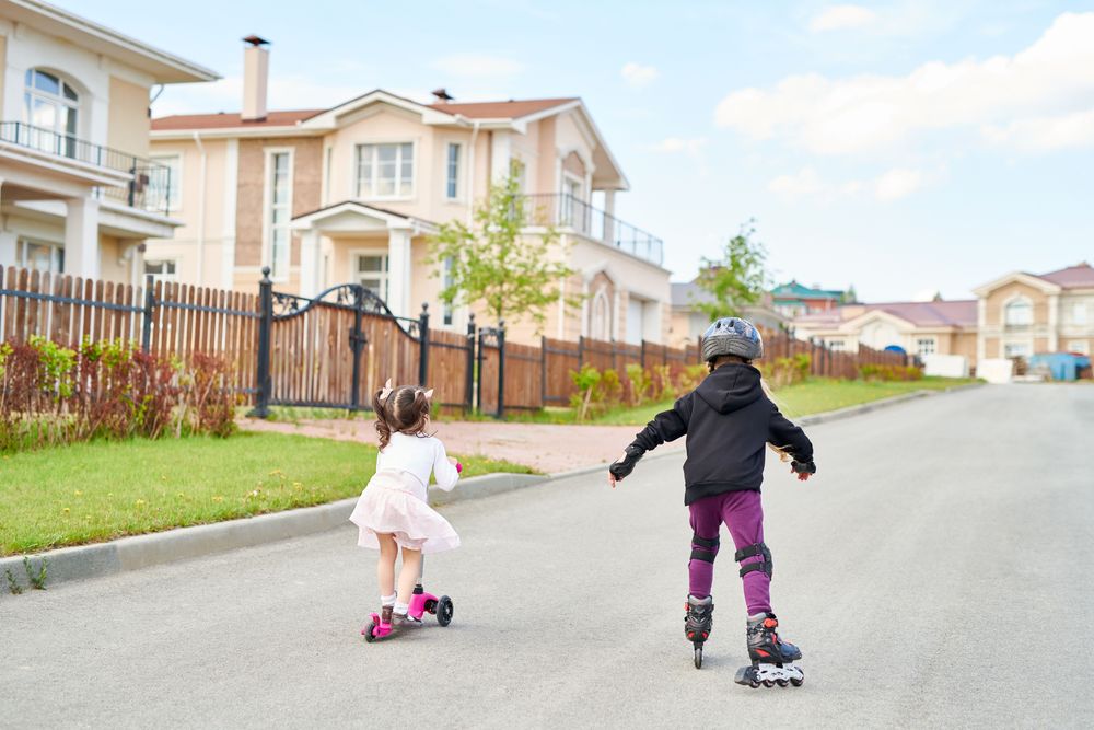 Spielende Kinder auf der Straße – Chancen und Sicherheitsaspekte für Eltern