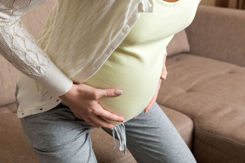 Unterleibsschmerzen in der Schwangerschaft – Ursachen, Tipps & wann zum Arzt?