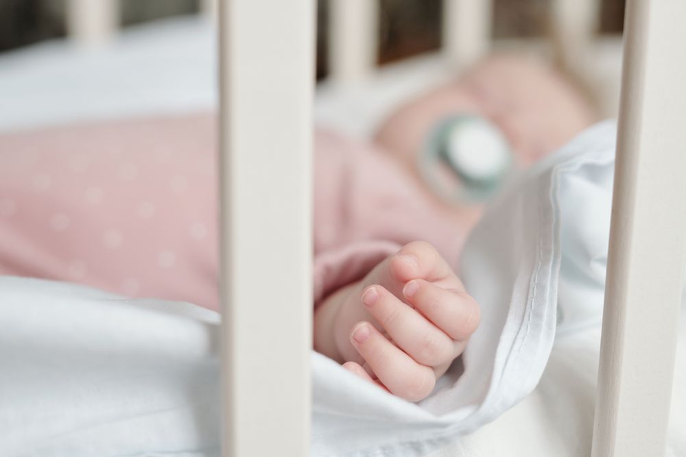 Schlafbekleidung für Babys: So schläft dein Kind sicher und geborgen