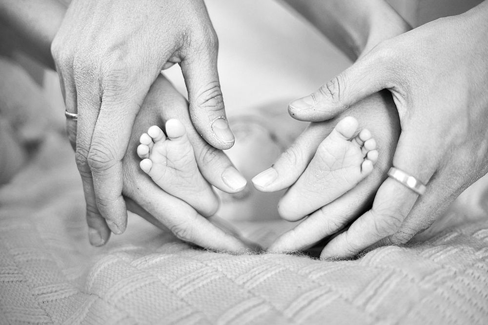 Zwei Frauen und ein Baby – Bild 1 von 2