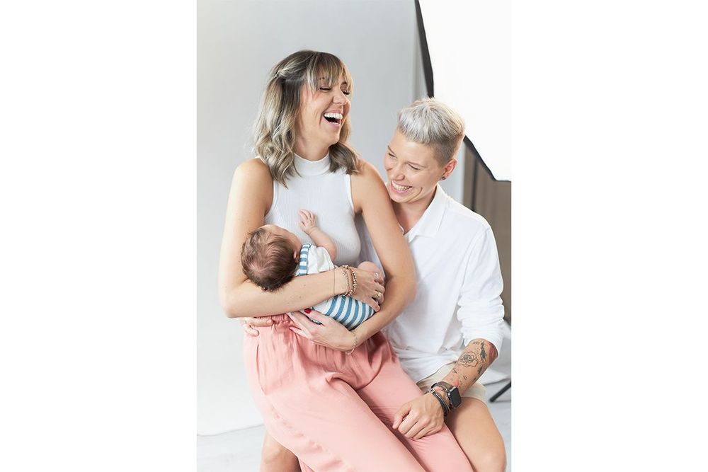 Zwei Frauen und ein Baby – Bild 2 von 2
