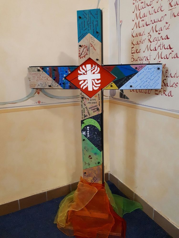 Kinder nageln ihre Sorgen ans Kreuz