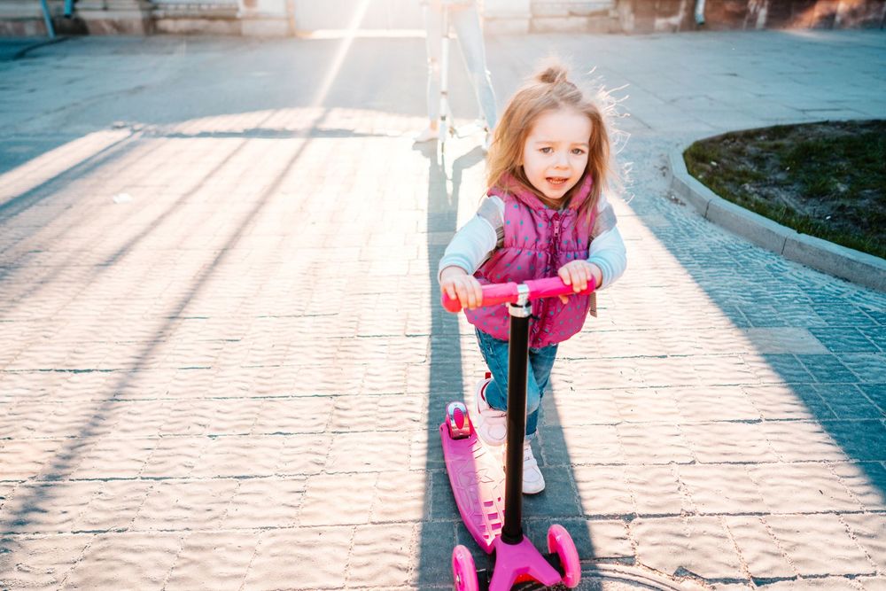 Spielende Kinder und Straßenverkehr