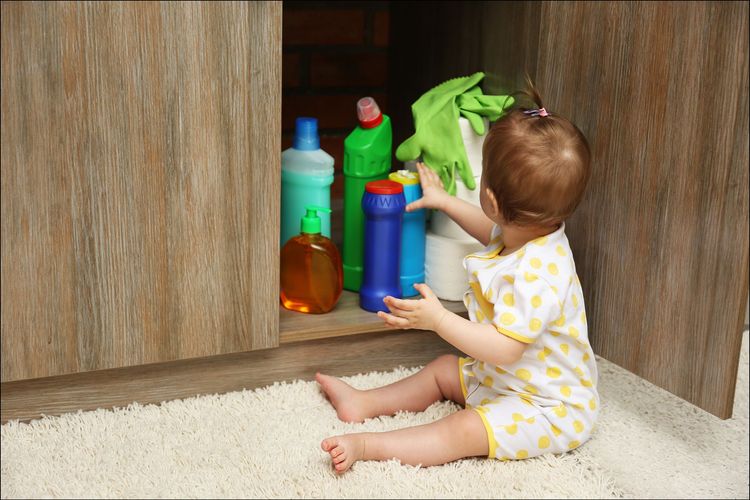 Vergiftungsgefahren bei Kindern im Alltag