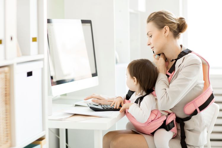 Baby im Büro: Darf man sein Kind mit zur Arbeit nehmen?