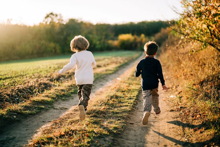 Raus ins Freie! Was Familien in den Sommerferien draußen beachten sollten