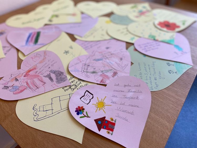 Am KulturWunschBaum können Wünsche von Kindern erfüllt werden