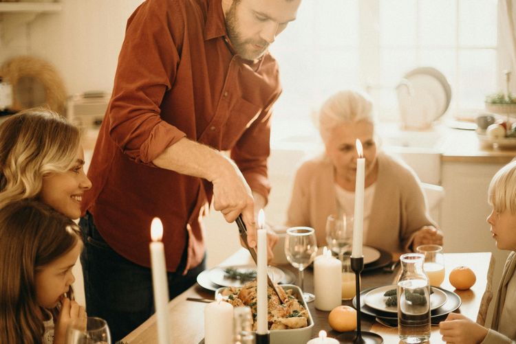 Familien an Weihnachten: Bedeutung des Festes & 10 Tipps für ein harmonisches Miteinander