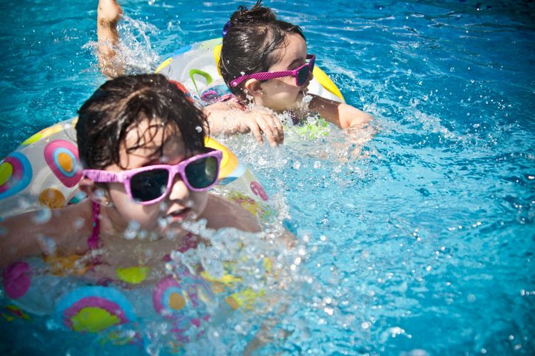 Kinderschutz endet nicht am Beckenrand – Appell des DKSB Bayern für mehr Achtsamkeit in Freibädern