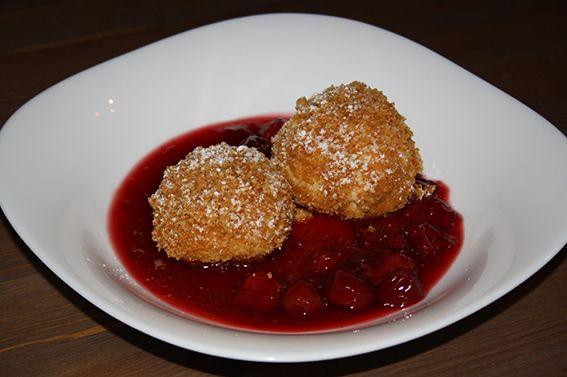 Nougatknödel auf Punschkirschen