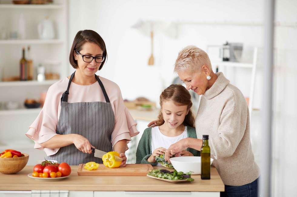 Family_Cooking_Dinner_Together_original_816592.jpg