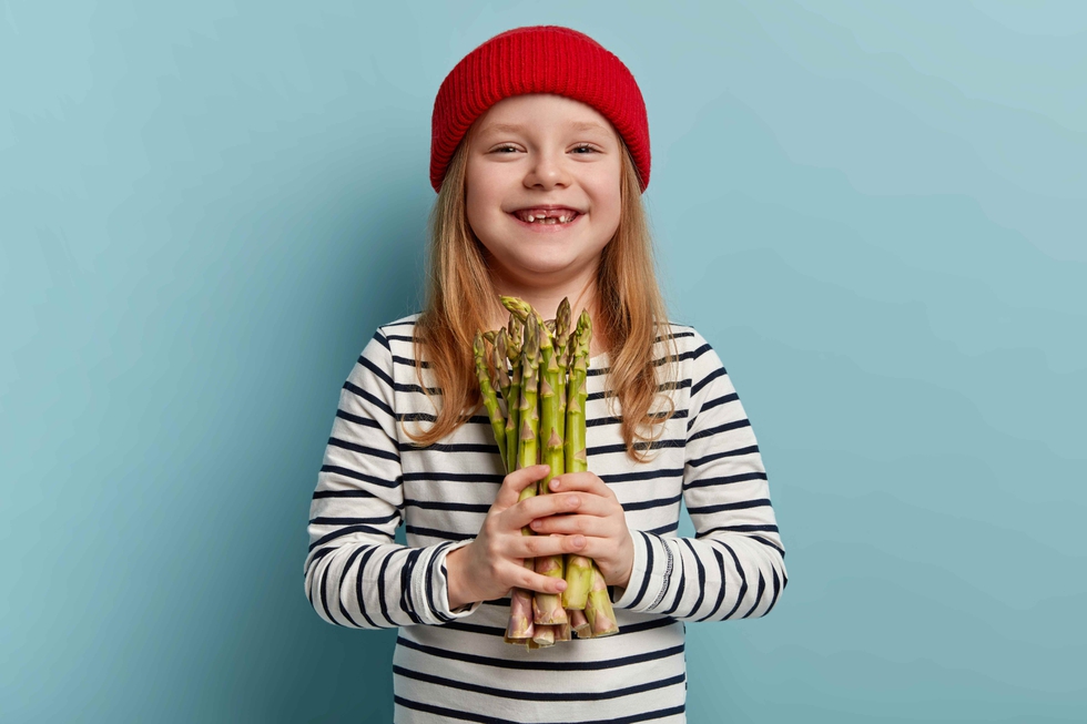 Little_Girl_Holding_Asparagus_original_1483590_1747722149.jpg