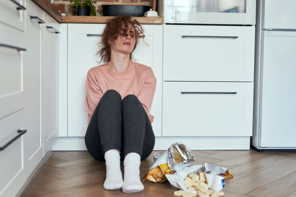 Woman_Eating_Greedily_Some_Snacks_On_The_Floor_original_2818560.jpg