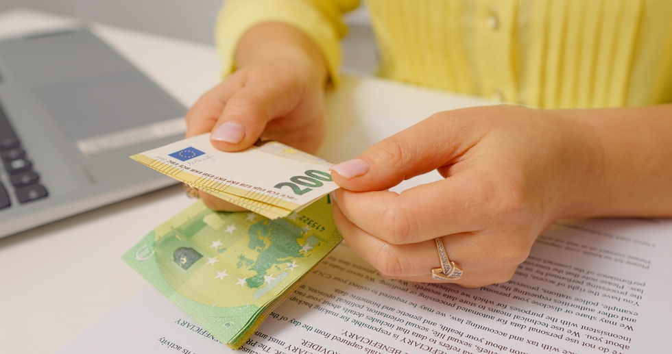 Close_Up_Of_Female_Hands_Counting_Euro_Banknotes_With_A_Large_Amount_Of_Cash_original_2938392.jpg