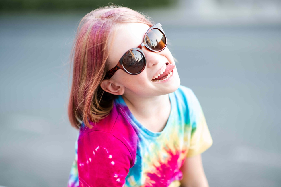 Smiling_Girl_Wears_Sunglasses_original_3049968.jpg