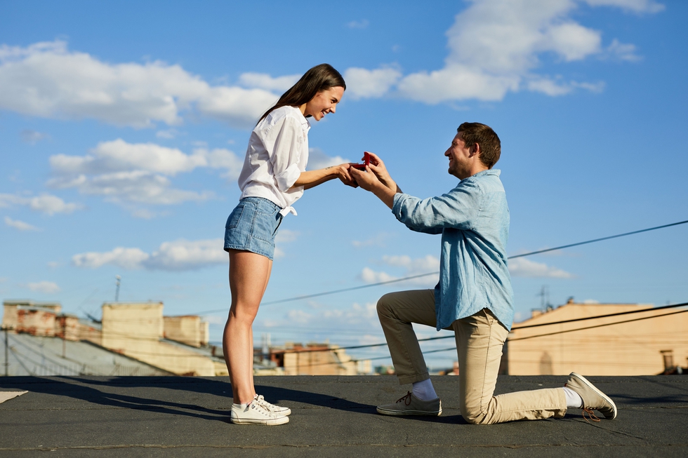 Man_Making_Marriage_Proposal_On_Roof_original_395941.jpg