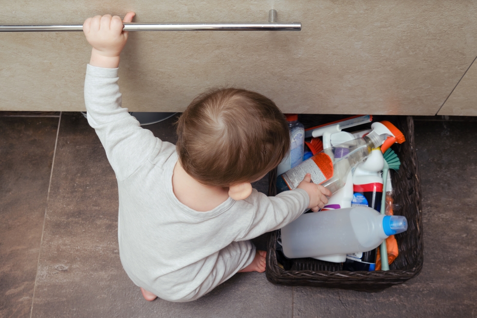 Baby_Playing_With_Cleaning_Detergents_original_1986520.jpg