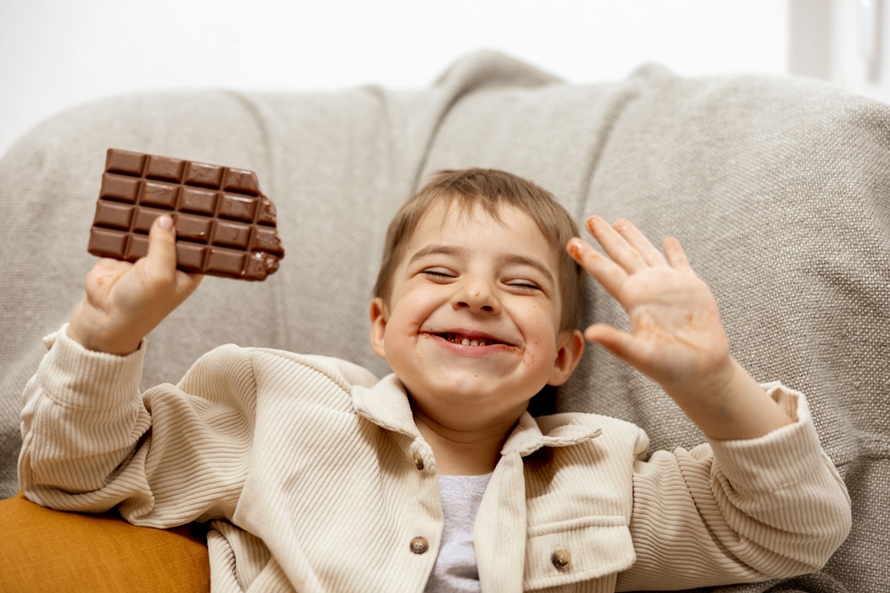 Child_With_Chocolate_original_1870084.jpg