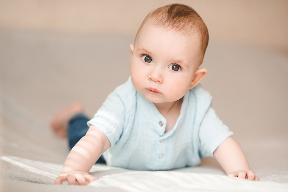 Baby_Boy_Crawling_On_Bed_original_2703430.jpg