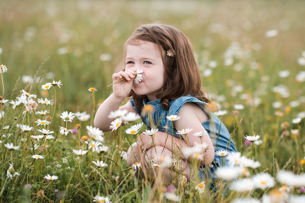 Baby_Girl_With_Flower_In_Meadow_Outdoor_original_1666401.jpg