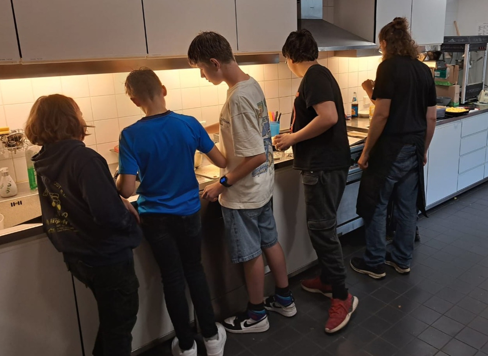 2_Jungs-Kochen im Quax, Echo e.V. .JPG