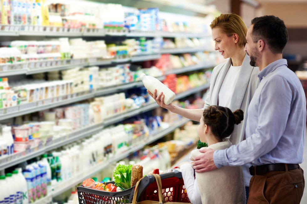 Family_Buying_Groceries_In_Store_original_396274.jpg