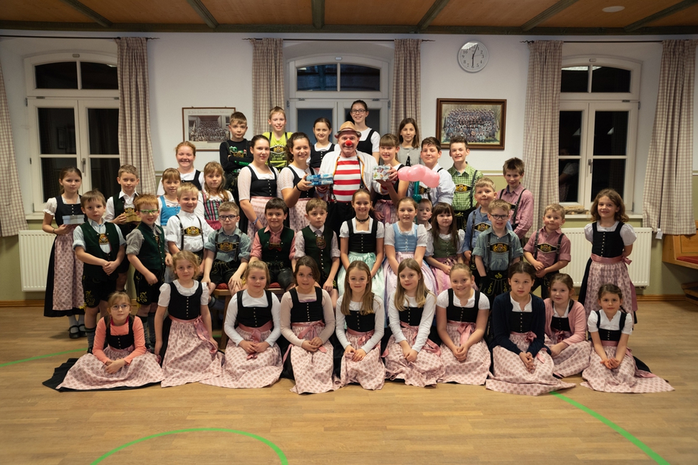 Klöpfelaktion des Trachtenvereins „Immergrün“ unterstützt die KlinikClowns