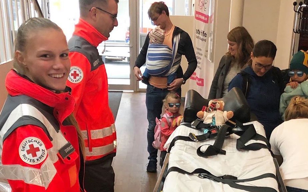 13 BRK mit Trage und Rettungswagen.jpg