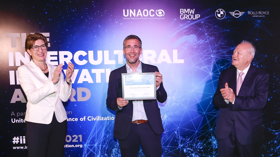 ©[ ©Jorge Ferrari, vlnr. Ilka Horstmeier, Personalvorständin der BMW AG. Alexander Wenzlik, Vorstand und GF Spielen in der Stadt e.V., Mr. Miguel Angel Moratinos, High Representative for the U.jpg